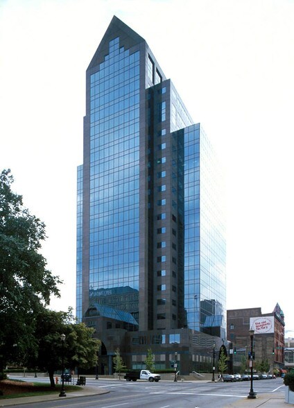 220 W Main St, Louisville, KY à louer - Photo du bâtiment - Image 3 de 11