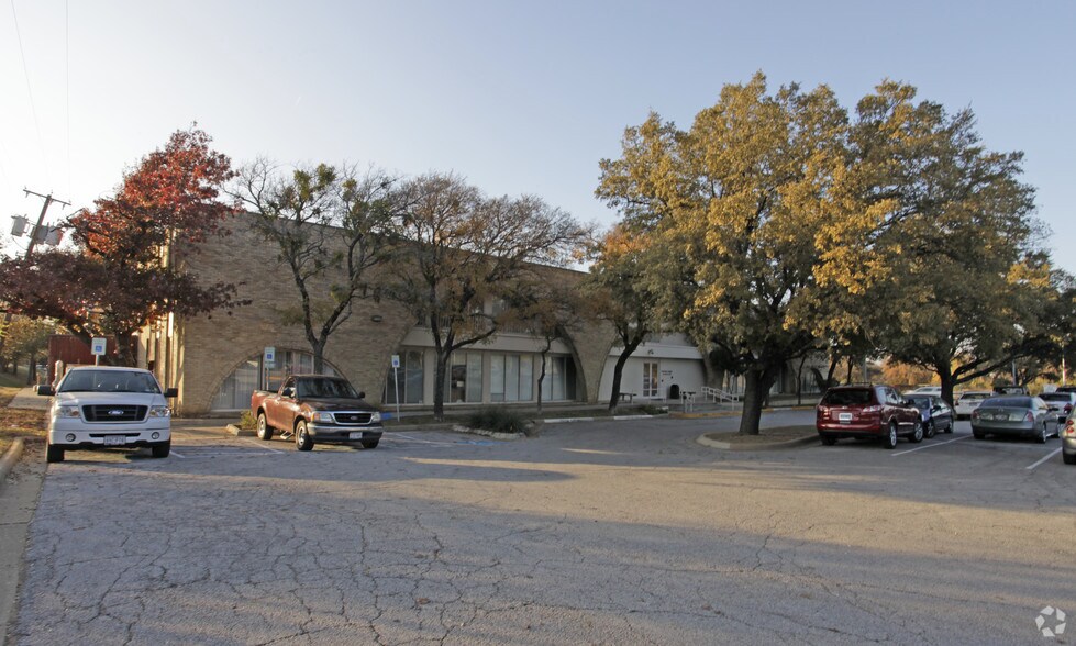 2670 E Lamar Blvd, Arlington, TX à vendre - Photo du bâtiment - Image 2 de 2