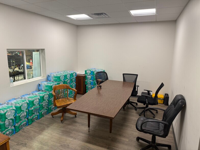 Industrial Portfolio 10 Year NNN Lease portefeuille de 2 propriétés à vendre sur LoopNet.ca - Photo du bâtiment - Image 2 de 32