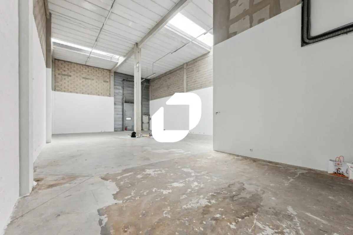 Flex in Émerainville for lease Interior Photo- Image 1 of 9