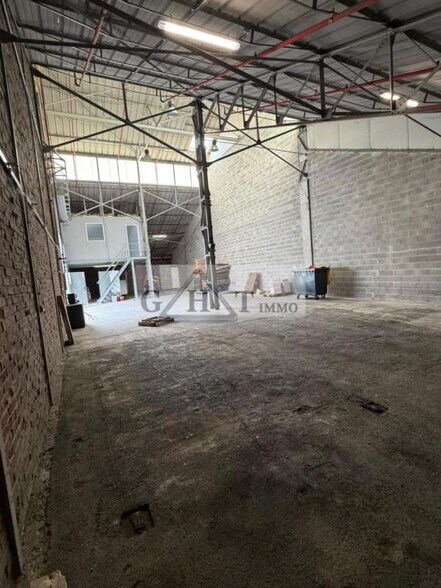 Industrial in Persan for lease - Interior Photo - Image 1 of 3