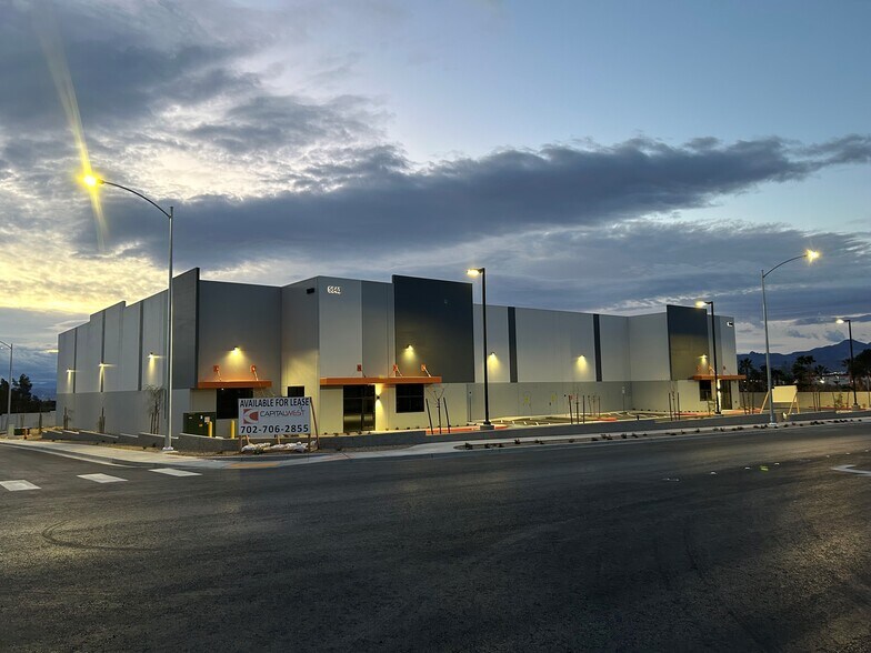 5940 McLeod Dr, Las Vegas, NV à vendre - Photo du bâtiment - Image 2 de 6