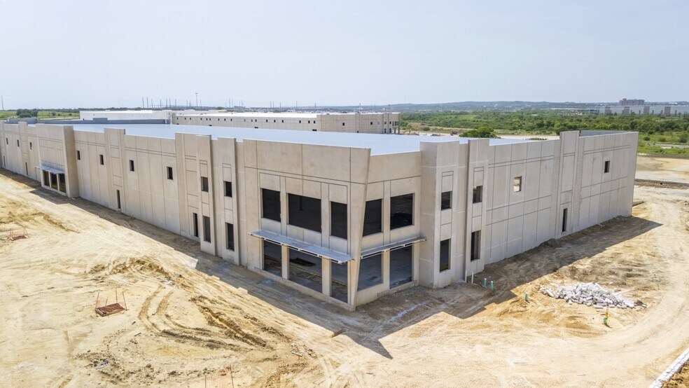 1600 E McCarty Ln, San Marcos, TX à vendre - Photo du bâtiment - Image 2 de 13