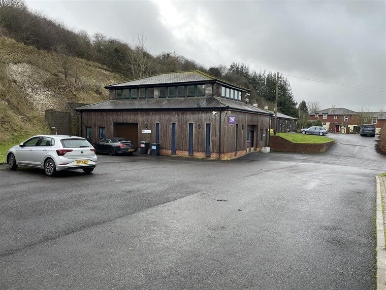 1-4 Hawthorne Farm Business Park, Winterborne Stickland for lease - Building Photo - Image 2 of 2