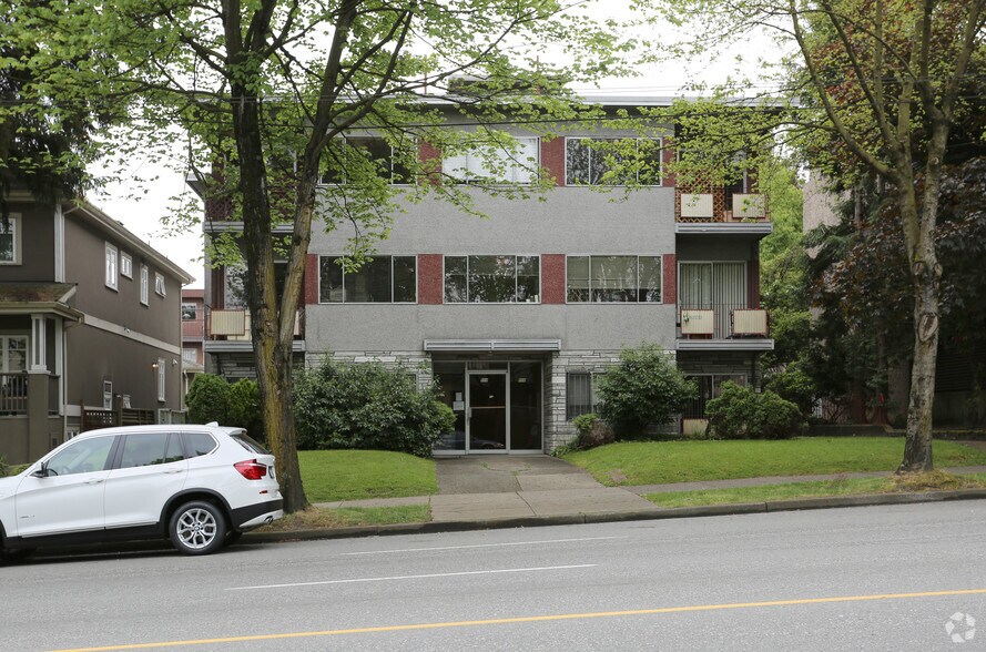 958 E Broadway, Vancouver, BC for sale - Primary Photo - Image 1 of 4