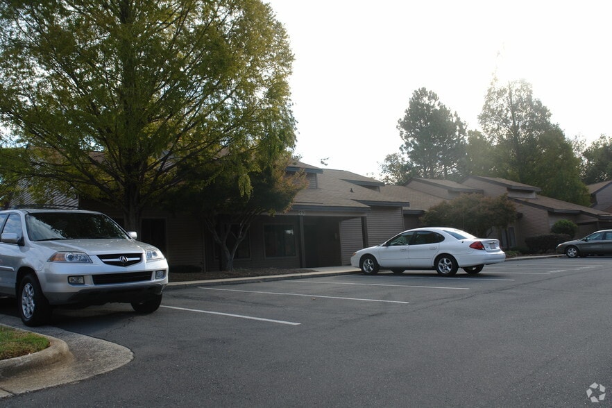 3703 Latrobe Dr, Charlotte, NC for lease - Primary Photo - Image 3 of 5