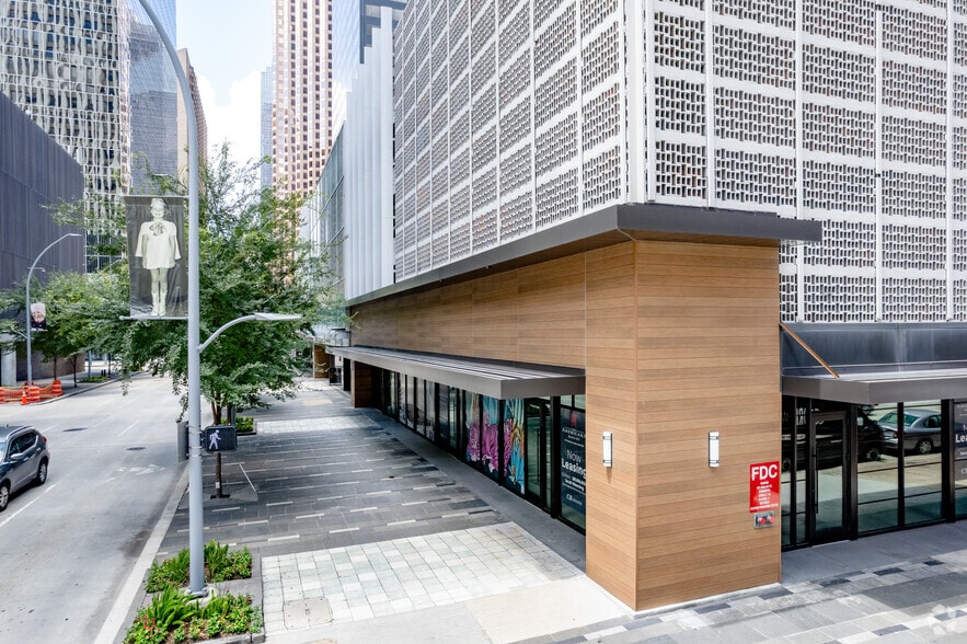 811 Dallas St, Houston, TX for lease - Building Photo - Image 2 of 4