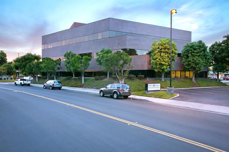 100% Leased Office portefeuille de 2 propriétés à vendre sur LoopNet.ca - Photo principale - Image 2 de 2