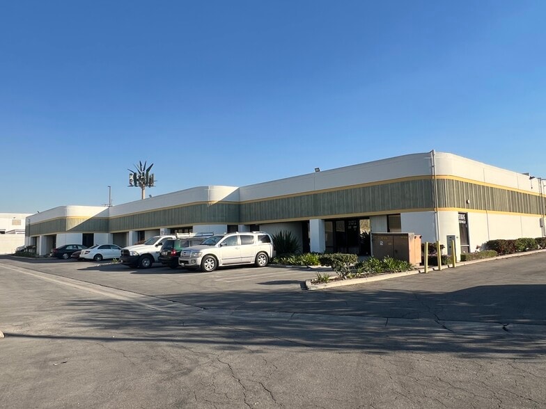 14908-14918 Gwenchris Ct, Paramount, CA for lease - Building Photo - Image 1 of 4