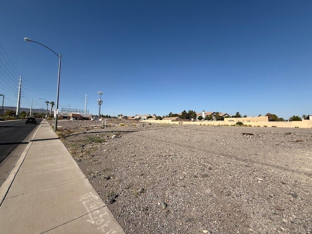 1321 W Warm Springs Rd, Henderson, NV à vendre - Photo du bâtiment - Image 2 de 5