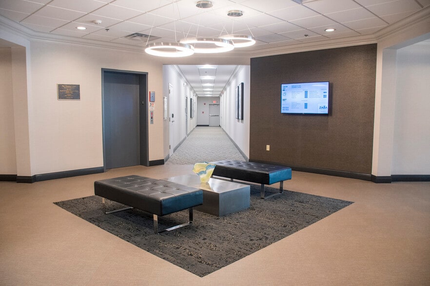 300 Buttermilk Pike, Fort Mitchell, KY for lease - Lobby - Image 2 of 5