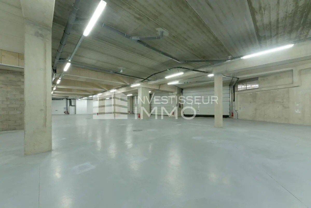 Flex in Paris for lease Interior Photo- Image 1 of 6
