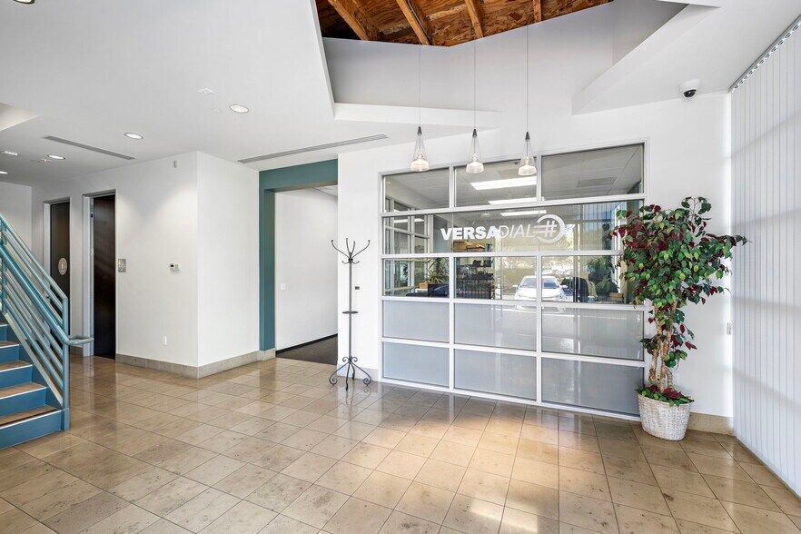 9940 Irvine Center Dr, Irvine, CA à vendre - Photo du bâtiment - Image 2 de 8