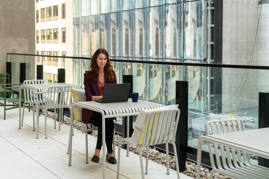 320 Bay St, Toronto, ON à louer - Photo du bâtiment - Image 3 de 11