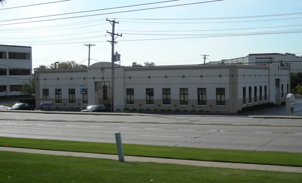 747 Lake Cook Rd, Deerfield, IL à louer - Photo du bâtiment - Image 1 de 9