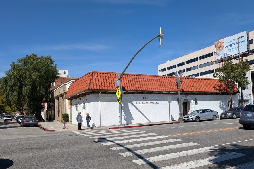 305 E Colorado St, Glendale, CA for lease - Building Photo - Image 2 of 10