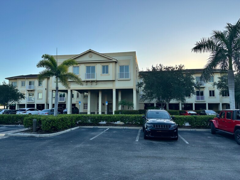 1110 Pine Ridge Rd, Naples, FL à vendre - Photo du bâtiment - Image 1 de 3