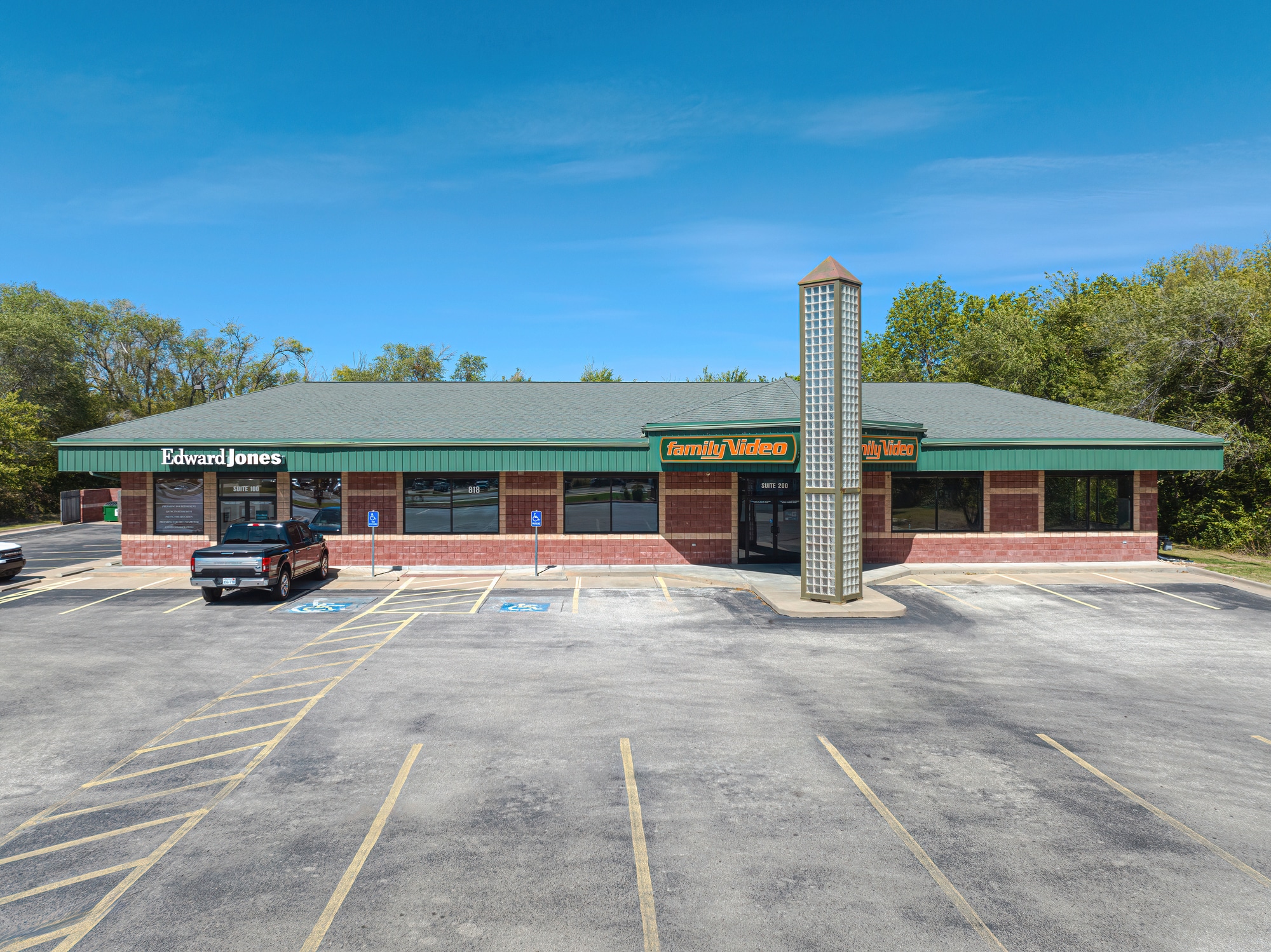818 E Meadowlark Blvd, Derby, KS for lease Building Photo- Image 1 of 12