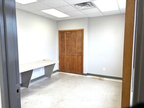 11 Cottonwood Dr, Chatham, IL for lease Interior Photo- Image 2 of 11