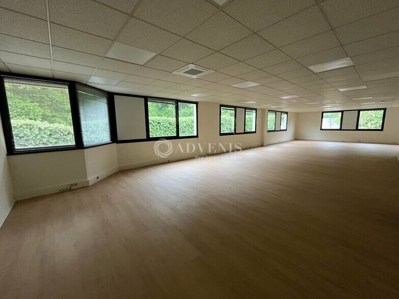 Flex in Champs-sur-Marne for lease - Interior Photo - Image 3 of 5