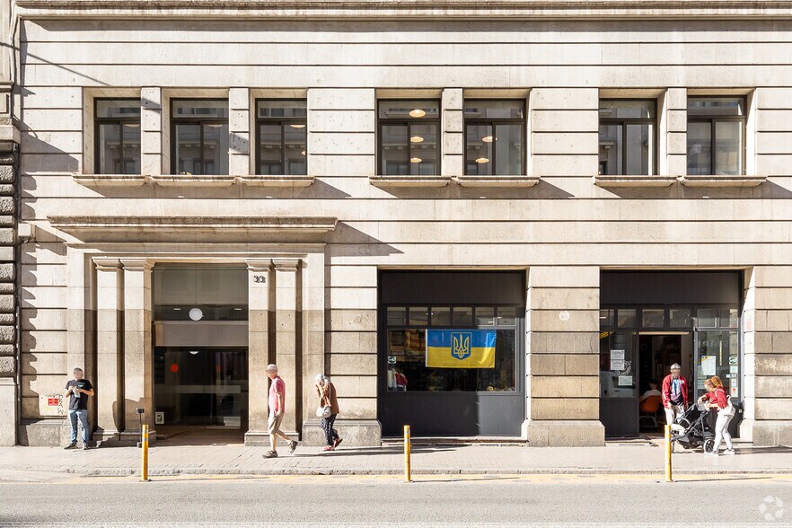 Office in Barcelona, Barcelona for lease - Building Photo - Image 2 of 2