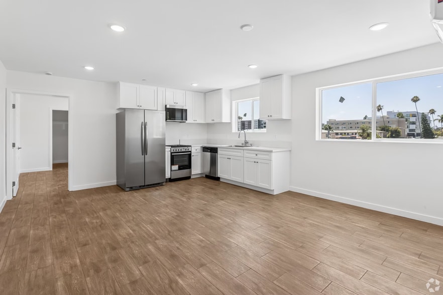 833 W 84th St, Los Angeles, CA for sale - Interior Photo - Image 2 of 12