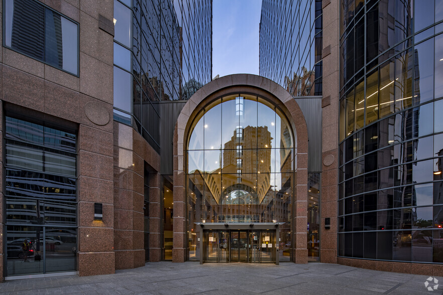 175 Bloor Street East, Toronto, ON à louer - Photo du bâtiment - Image 3 de 25