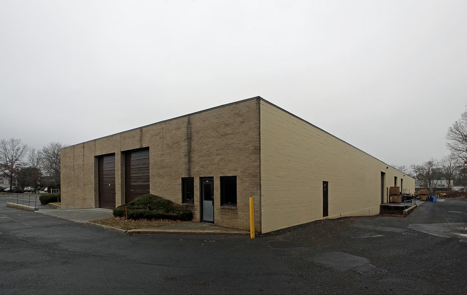 303 Christopher St, Ronkonkoma, NY for lease - Building Photo - Image 2 of 6