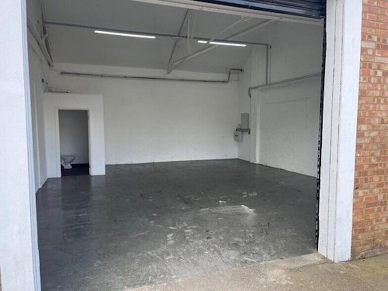 56 Magnet Rd, Wembley à louer - Photo du bâtiment - Image 2 de 17