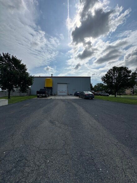 1521 E Commerce Ave, Carlisle, PA for lease - Building Photo - Image 3 of 8