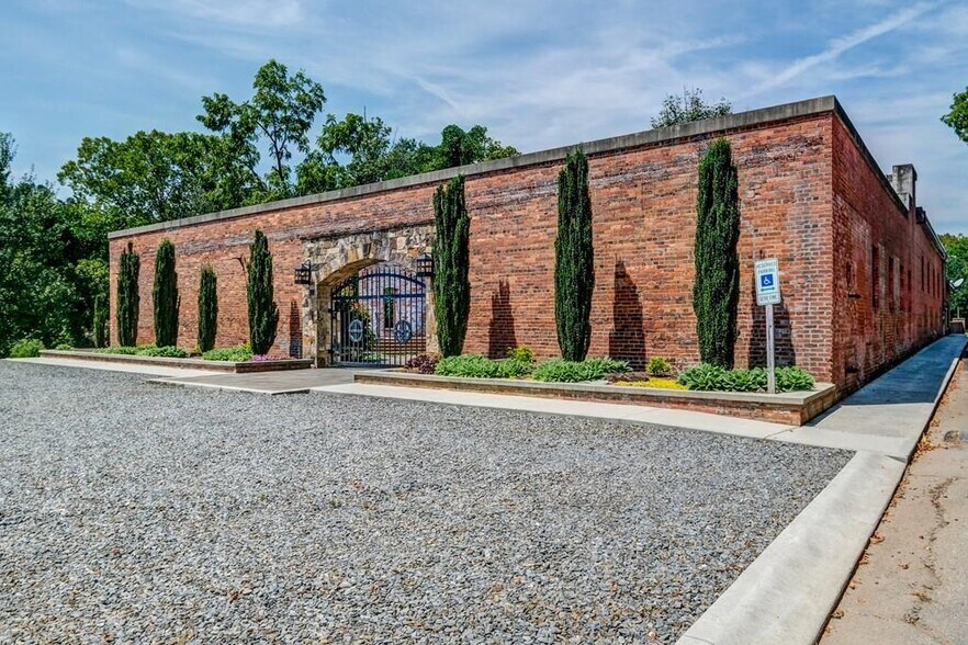 11 Railroad St, Murphy, NC à vendre - Photo du bâtiment - Image 1 de 48