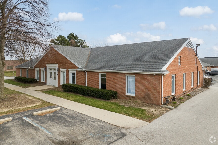 1910 Indian Wood Cir, Maumee, OH for lease - Primary Photo - Image 1 of 13