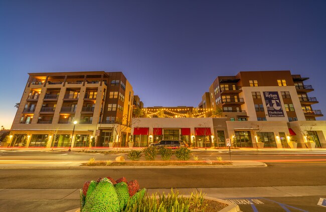 Plus de détails pour 100 Main St, Vista, CA - Commerce de détail à louer