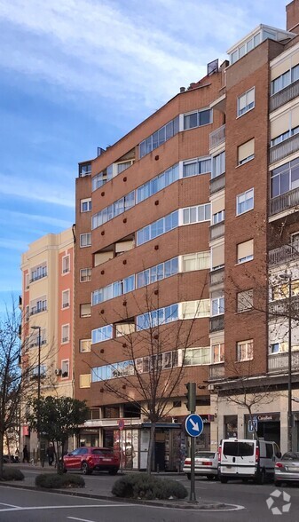 Bureau/Commerce de détail dans Madrid, Madrid à louer - Photo du bâtiment - Image 2 de 2