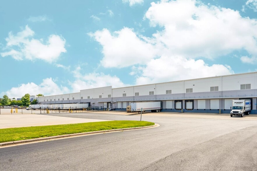 657 Brigham Rd, Greensboro, NC for lease - Building Photo - Image 2 of 24