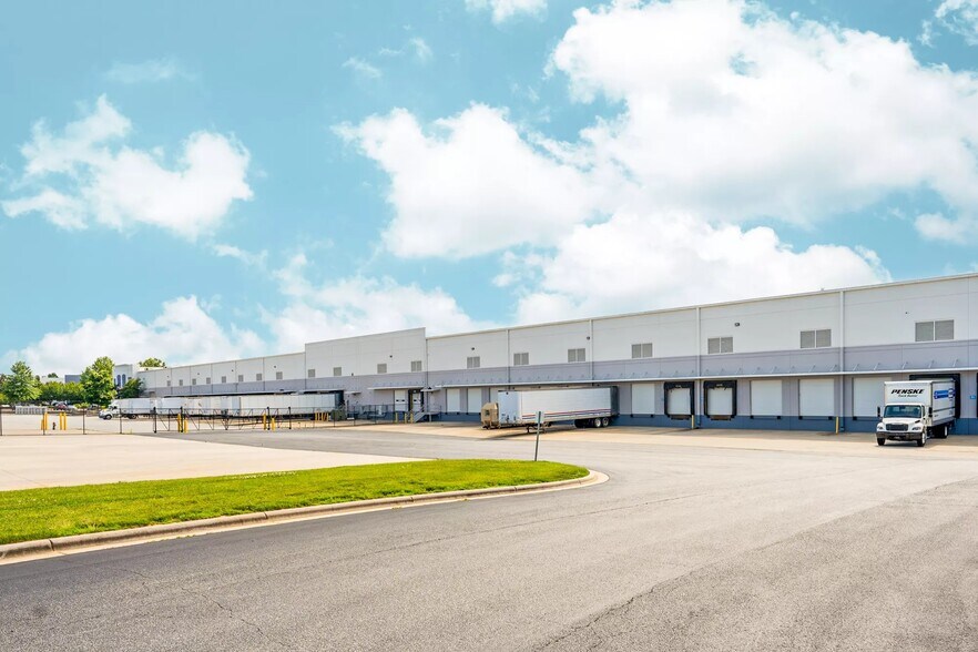 657 Brigham Rd, Greensboro, NC à louer - Photo du bâtiment - Image 2 de 24