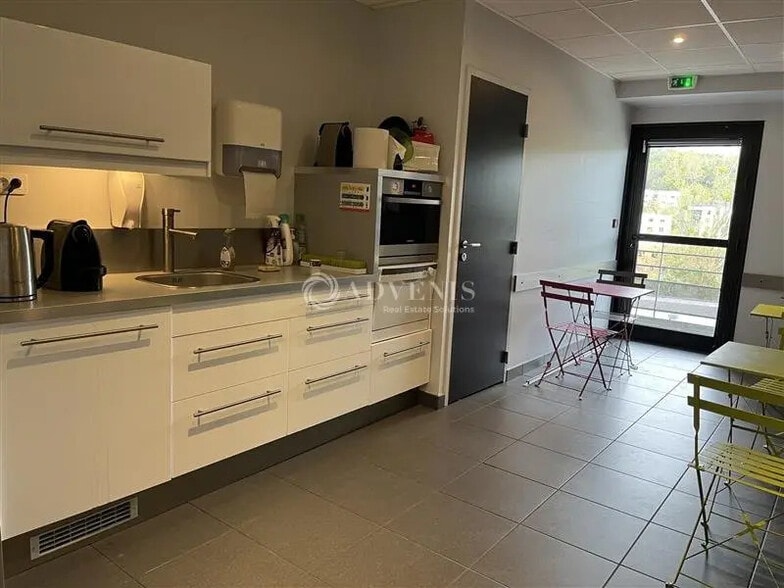 Office in Brignais for lease - Building Photo - Image 3 of 6