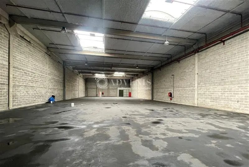 Industrial in Marly-la-Ville for lease Building Photo- Image 1 of 12