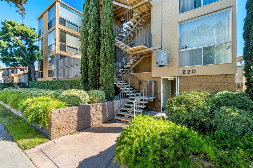 222 Granada Ave, Long Beach, CA à vendre - Photo du bâtiment - Image 2 de 8