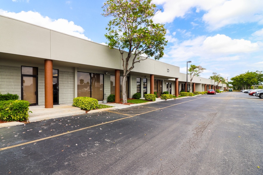2700 W Cypress Creek Rd, Fort Lauderdale, FL à louer - Photo du bâtiment - Image 3 de 10