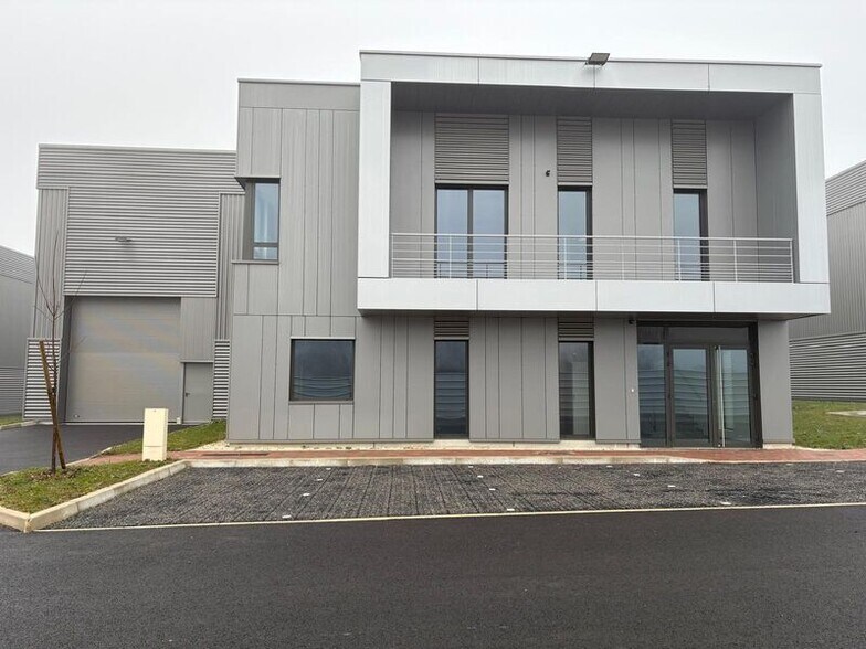 Flex in Courtry for lease - Building Photo - Image 1 of 12