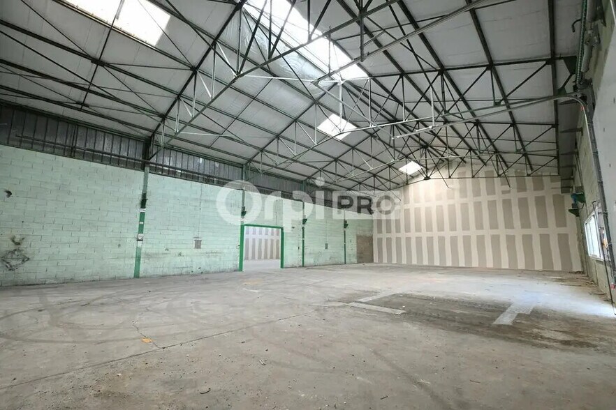 Flex in Reyrieux for lease - Interior Photo - Image 2 of 8