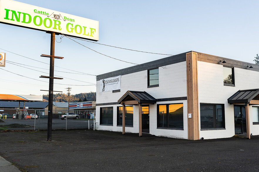 1807 NE Diamond Lake Blvd, Roseburg, OR for lease - Building Photo - Image 1 of 3