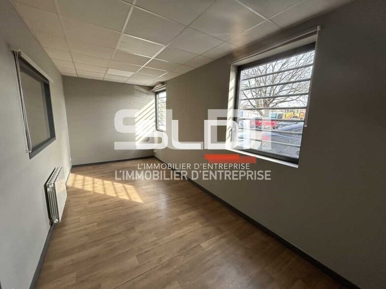 9 Rue Du Dauphiné, Saint-Priest for lease - Interior Photo - Image 3 of 19