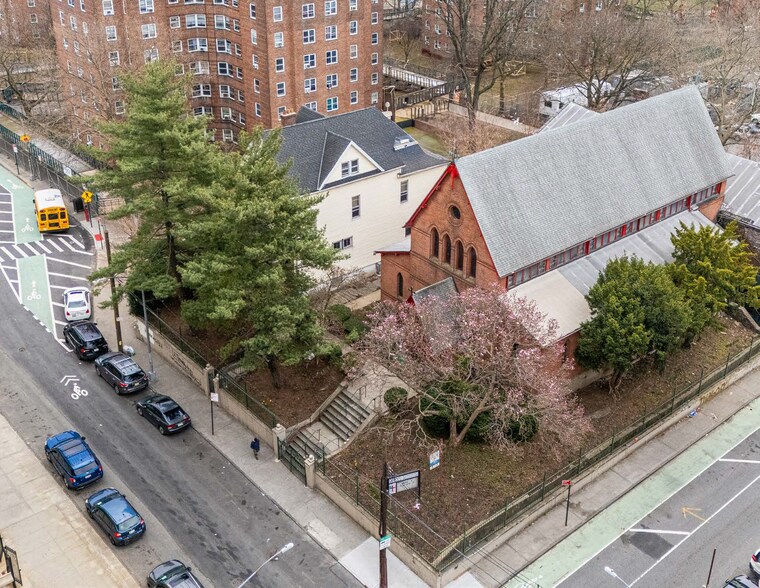 690 E 166th St, Bronx, NY à vendre - Photo du bâtiment - Image 1 de 8