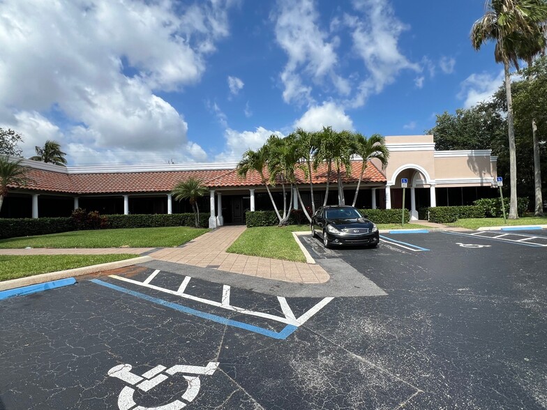 4 Harvard Cir, West Palm Beach, FL for lease - Building Photo - Image 1 of 4