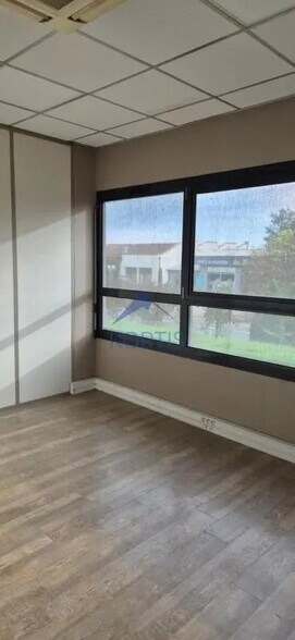 Office in Limas for lease - Interior Photo - Image 3 of 4