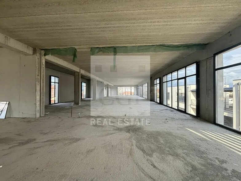 Retail in Meyzieu for lease - Interior Photo - Image 3 of 7