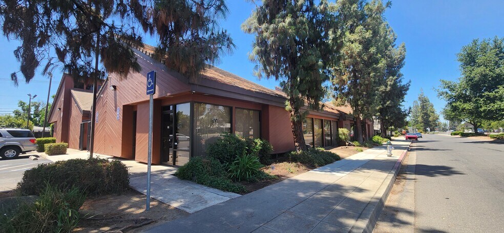 1177 E Shaw Ave, Fresno, CA à louer - Photo du bâtiment - Image 3 de 9