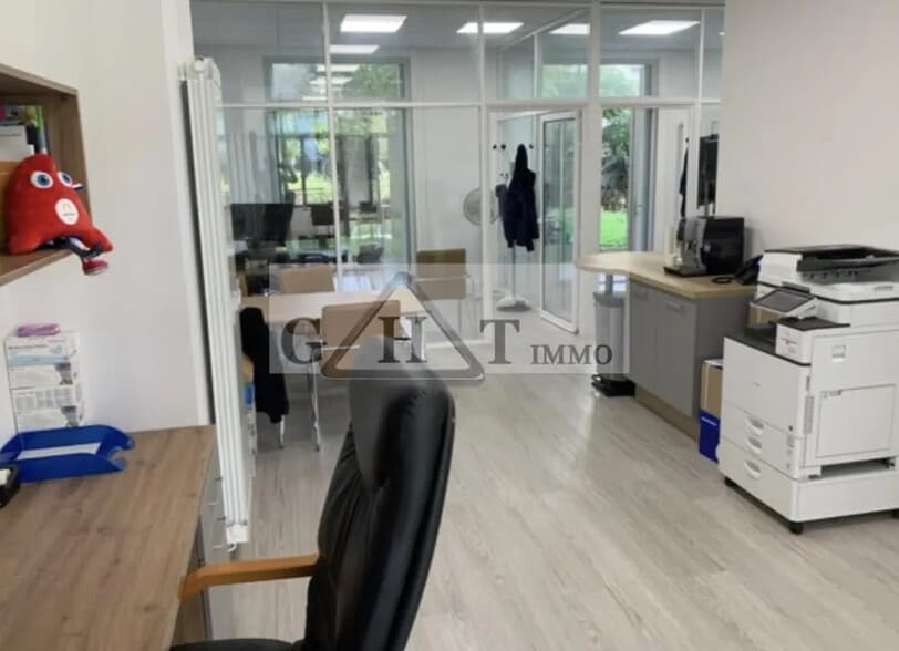 Office in Vincennes for lease - Building Photo - Image 3 of 8